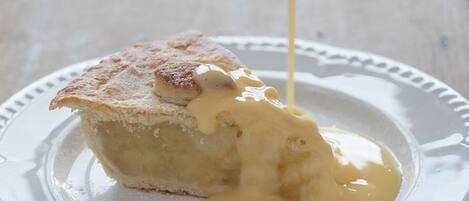 Una porción de pastel con relleno cremoso sobre un plato blanco.