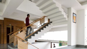 Um interior moderno com uma escada de madeira, uma janela grande e uma placa com a inscrição 'Healing Spa'.