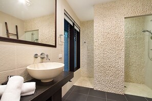 Departamento | Amenidades de baño | Tina y regadera independientes y amenidades de baño gratuitas 