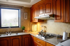 Appartement | Cuisine privée | Réfrigérateur, micro-ondes, four, plaque de cuisson