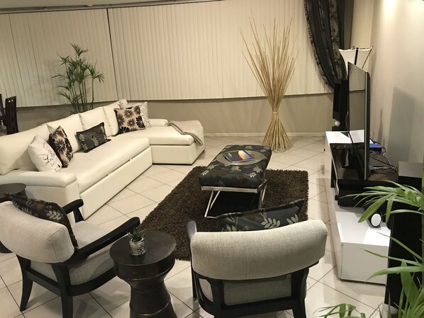 Apartment | Living room | TV, DVD player, pay movies - Rio Vista Apartment 4 (Cuenca)