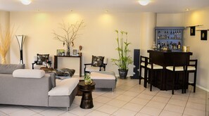 Appartement | Woonkamer | Televisie, een dvd-speler en betaalfilms