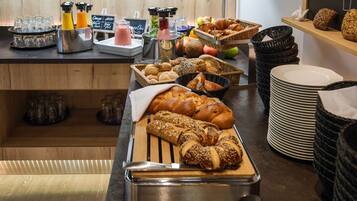 Tägliches Frühstücksbuffet (23.50 EUR pro Person)