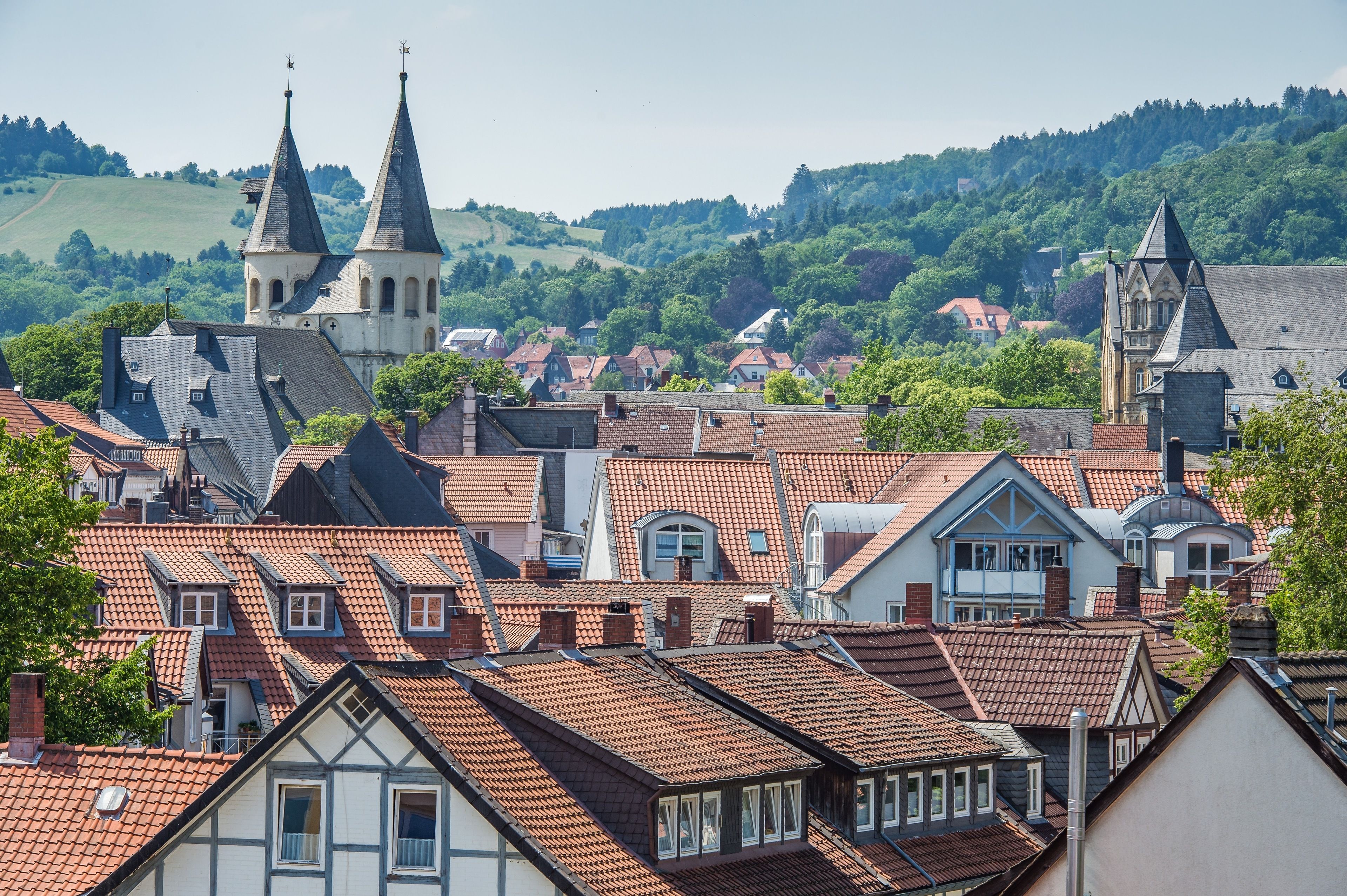 Une ville à l’architecture traditionnelle, avec une église à deux flèches et divers immeubles d’habitation aux toits recouverts de tuiles rouges.