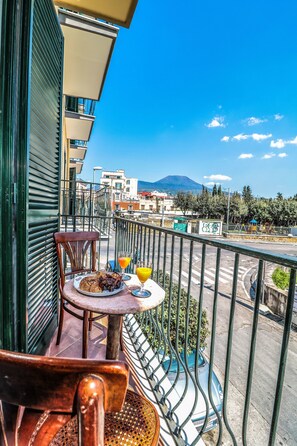 Családi lakosztály, 2 hálószobával, erkély, kilátással a tengerre | Egyiptomi pamut ágynemű, prémium ágynemű, memóriahabos ágy és íróasztal