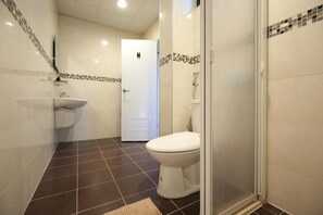 免費梳洗用品、風筒、拖鞋、提供毛巾