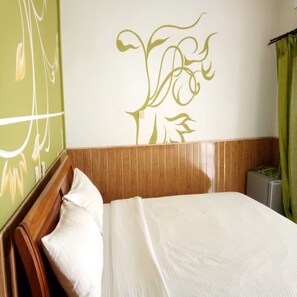 Quarto conforto, 1 cama Queen, para não fumantes | Frigobar, escrivaninha, Wi-Fi de cortesia, roupa de cama