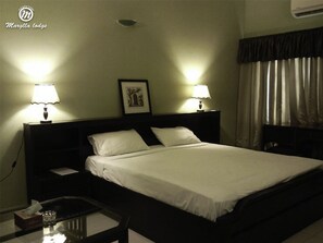 Minibar, desk, iron/ironing board - Margalla Lodge (Islamabad)
