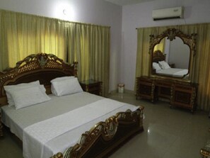Minibar, desk, iron/ironing board - Margalla Lodge (Islamabad)
