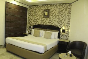 Minibar, desk, free WiFi - Hotel Royal (Lahore)