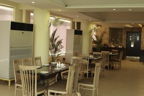 Breakfast, lunch, dinner served; local and international cuisine  - Hotel Royal (Lahore)