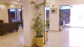 Lobby sitting area - Hotel Royal (Lahore)
