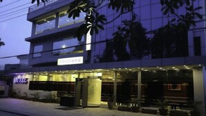 Front of property - evening/night - Hotel Royal (Lahore)