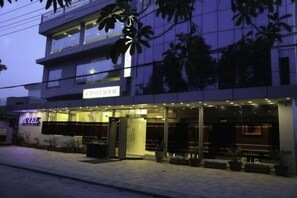 Front of property – evening/night - Hotel Royal (Lahore)