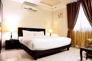 Minibar, in-room safe, desk, free WiFi - Hotel Pak Heritage (Lahore)
