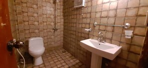 Shower, rainfall showerhead, free toiletries, bathrobes - Safari hotel (Lahore)