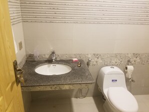 Shower, rainfall showerhead, free toiletries, bathrobes - Safari hotel (Lahore)