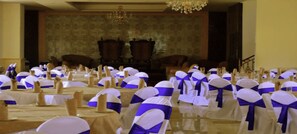 Aamiainen tarjolla, paikallinen ja kansainvälinen keittiö