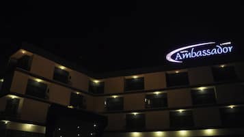 Fassade der Unterkunft – Abend/Nacht