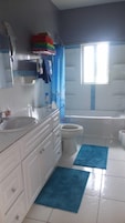 Casa família, 2 quartos | Banheiro | Produtos de toalete grátis, toalhas de banho