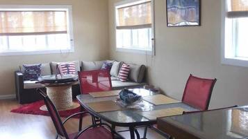 Familiehus, 2 soverom | Spiseområde på rommet