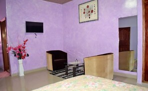 Comfort-sviitti, 1 suuri parisänky, tupakointi kielletty | 1 makuuhuone, ylelliset vuodevaatteet, minibaari, työpöytä