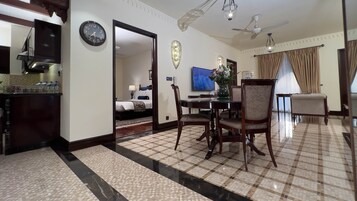 Roupas de cama premium, frigobar, cofres nos quartos, escrivaninha