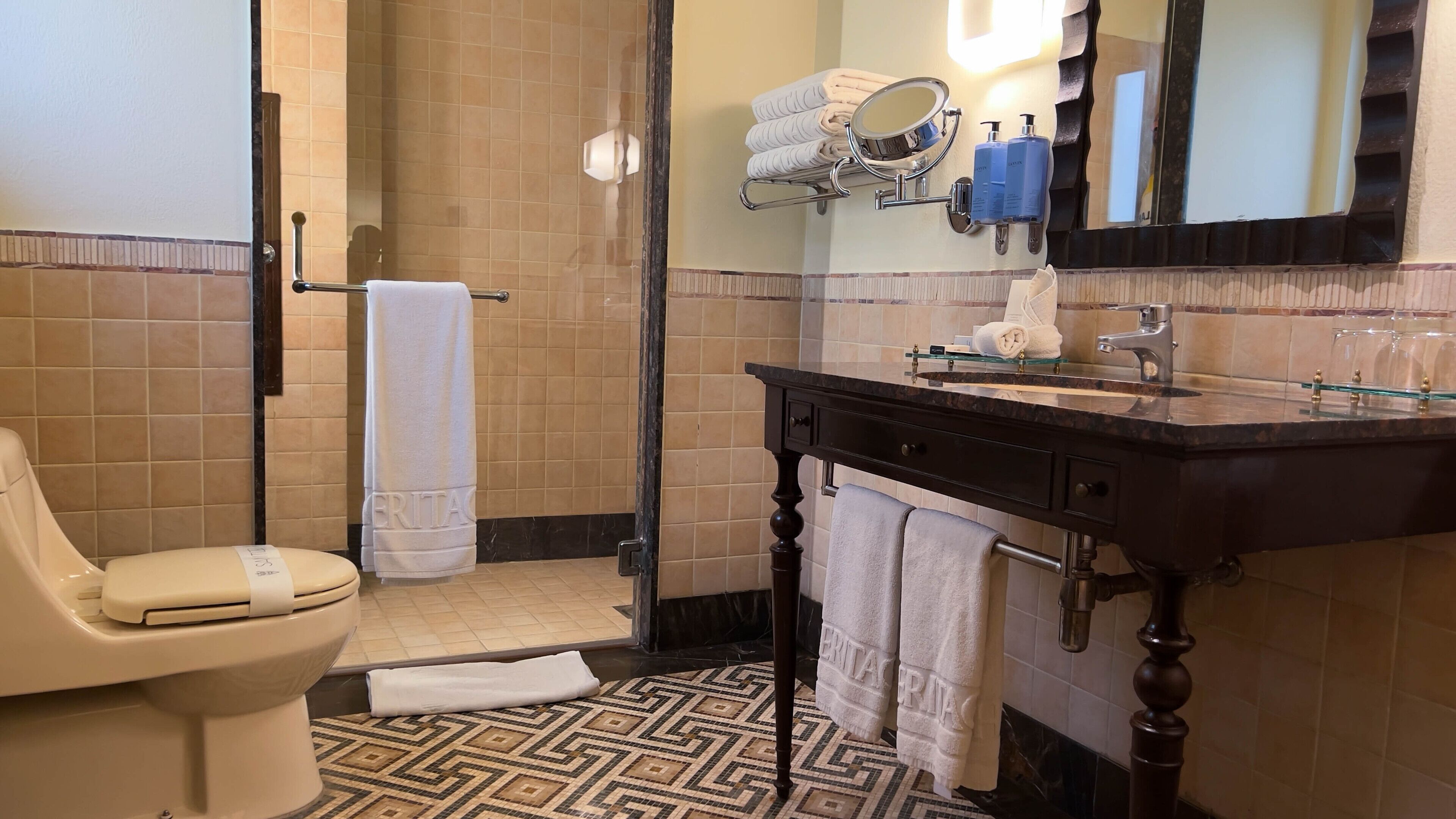 junior suite, 2 bedrooms | bathroom | shower, hair dryer, bathrobes, slippers