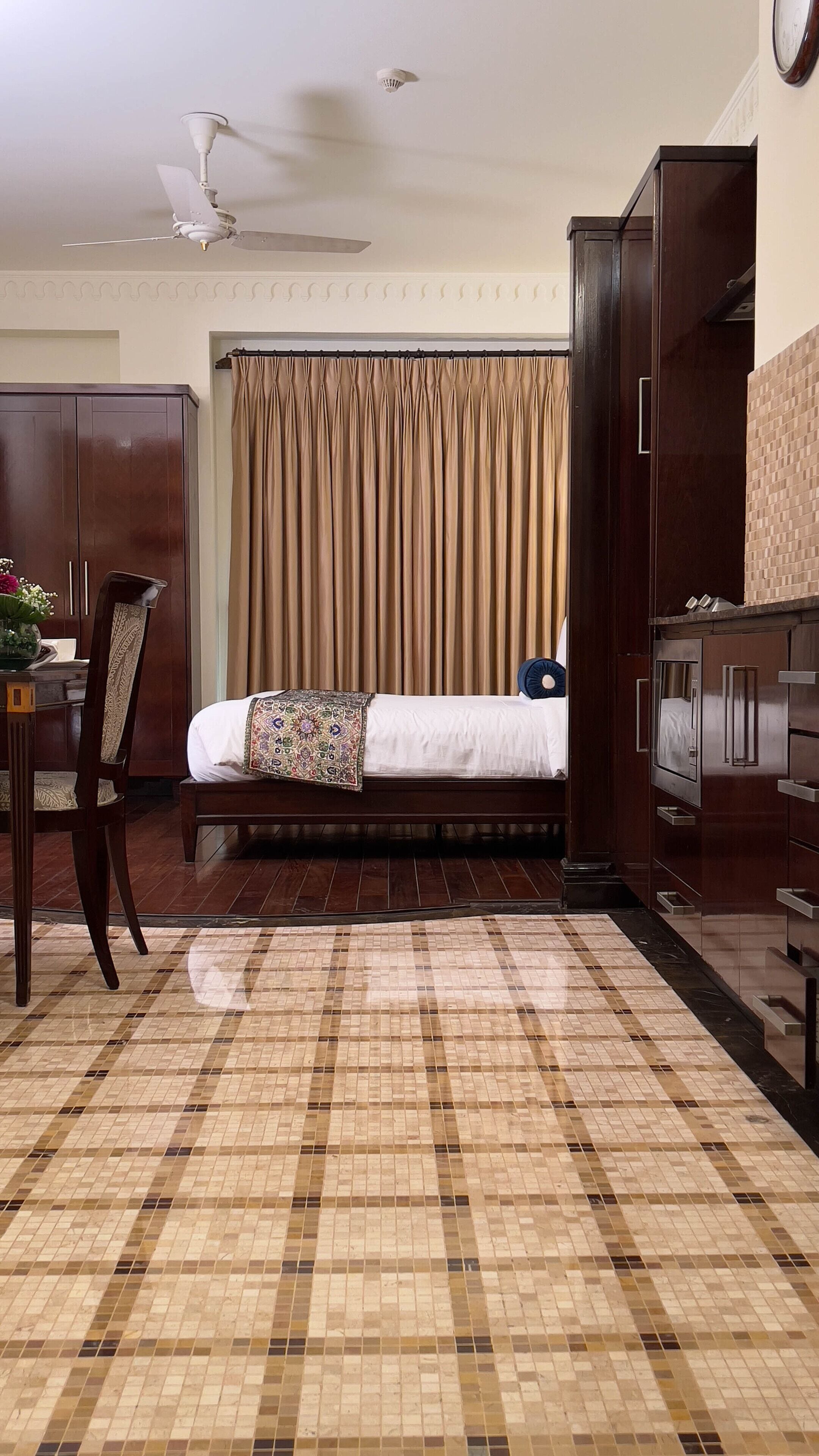 business studio suite, 1 bedroom | premium bedding, minibar, in-room safe, desk