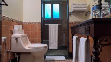 Suite | Bany | Dutxa, assecador de cabells, barnussos i sabatilles