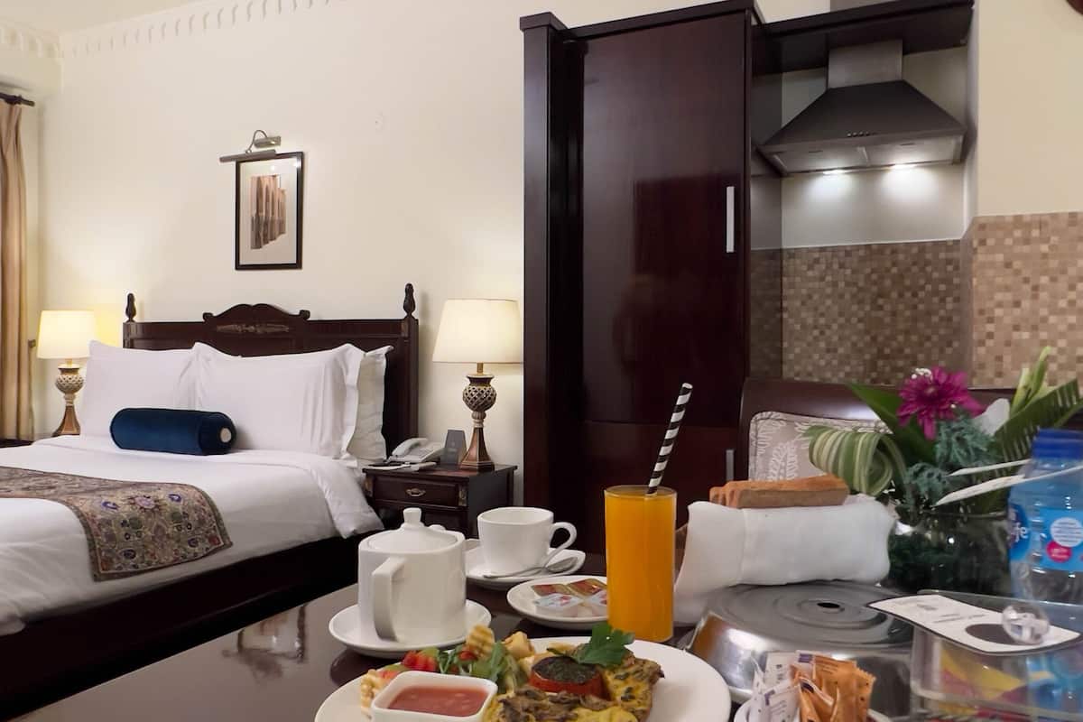 business studio suite, 1 bedroom | in-room dining