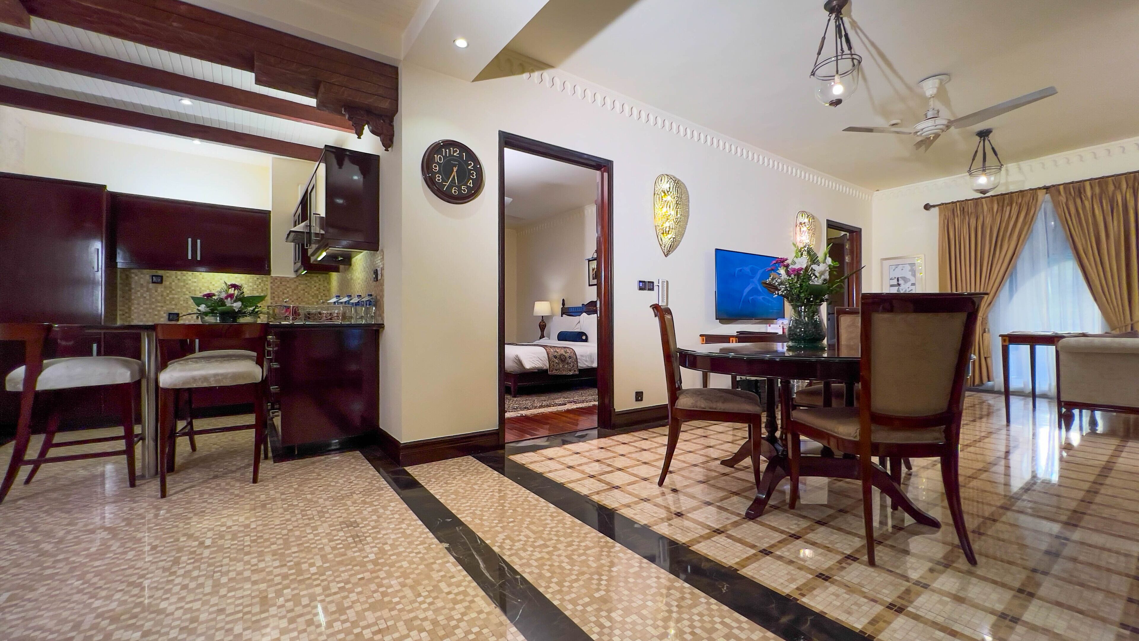 Luxe beddengoed, een minibar, een kluis op de kamer, een bureau