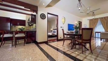 Luxe beddengoed, een minibar, een kluis op de kamer, een bureau