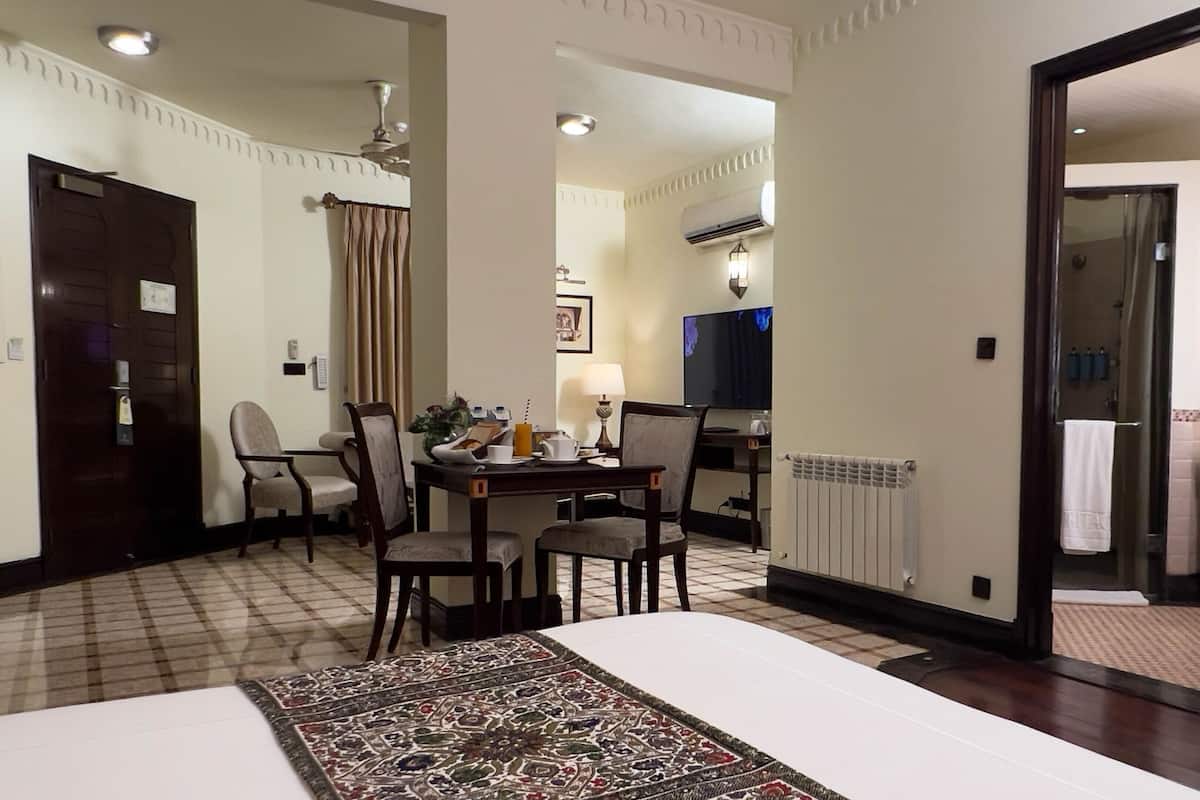 Business Studio Suite, 1 Bedroom | Premium bedding, minibar, in-room safe, desk
