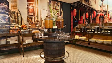 供應早餐、午餐及晚餐