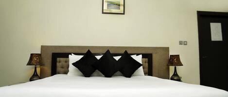 Een minibar, een bureau, gratis wifi