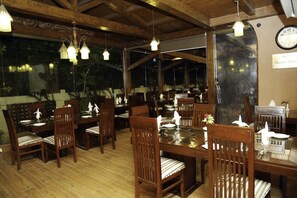 Restaurant - Royal Elegance Hotel (Lahore)