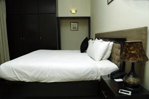 迷你吧、办公桌、免费 WiFi