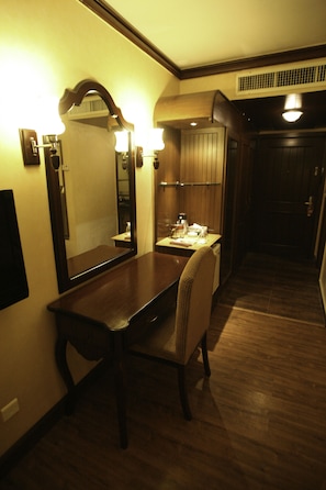 In-room safe, desk - Marvel Hotel (Lahore)