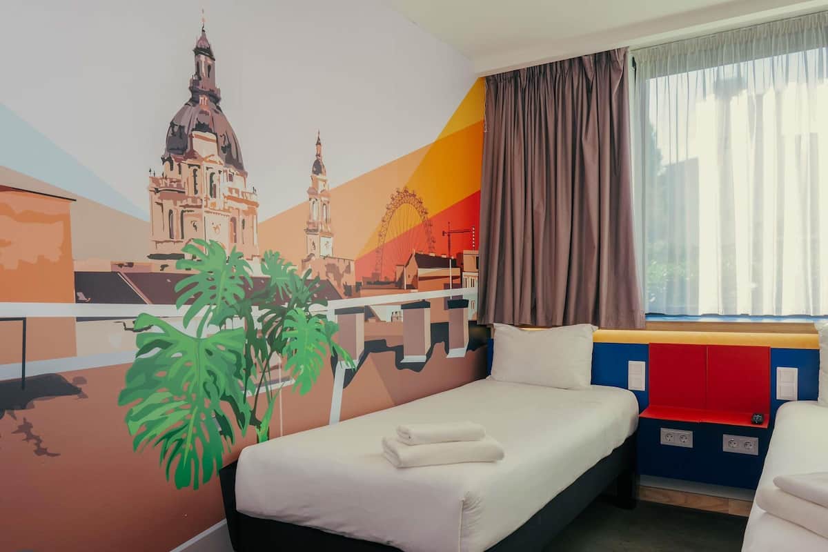 Standard Room, 2 Twin Beds | In-room safe, soundproofing, free cribs/infant beds, free WiFi