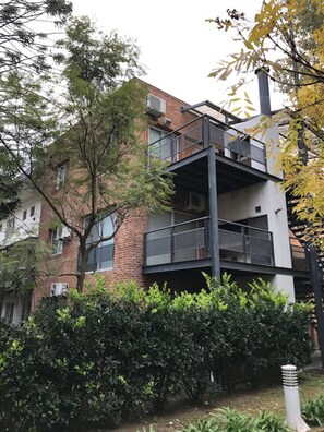 Vista frontal de la propiedad