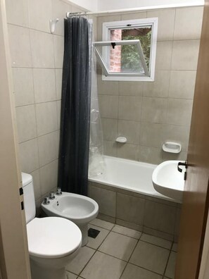 Apartamento exclusivo, 1 cama de casal e sofá-cama, terraço | Banheiro | Chuveiro/banheira combinados, produtos de toalete grátis