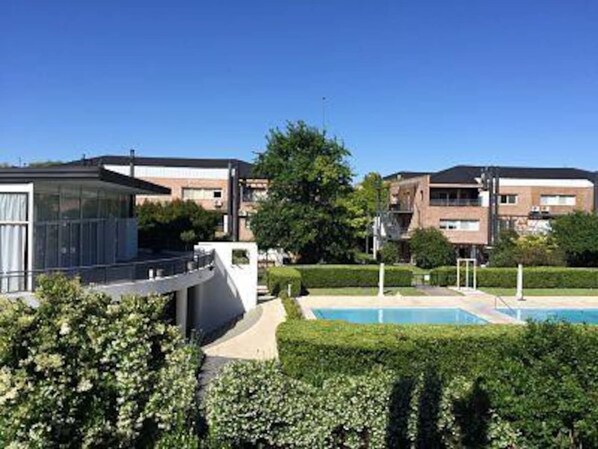 2 albercas al aire libre