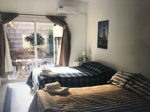 Escritorio, tabla de planchar con plancha, wifi gratis y ropa de cama