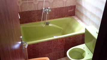 Standard Double Room, 1 Queen Bed, Non Smoking | Bathroom | Deep soaking tub, rainfall showerhead, free toiletries, towels