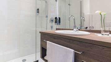 Single Room | Bathroom | Free toiletries, hair dryer, towels