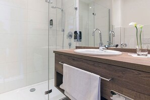 Single Room | Bathroom | Free toiletries, hair dryer, towels - Hotel am Schrannenplatz (Memmingen)