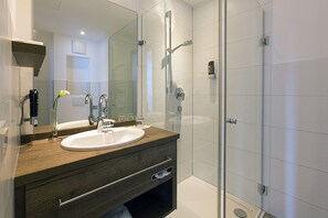 Habitación doble | Baño | Amenidades de baño gratuitas, secadora de cabello, toallas 