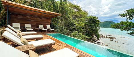 Utendørsbasseng og solsenger