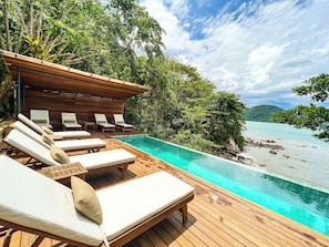 Een buitenzwembad en ligstoelen